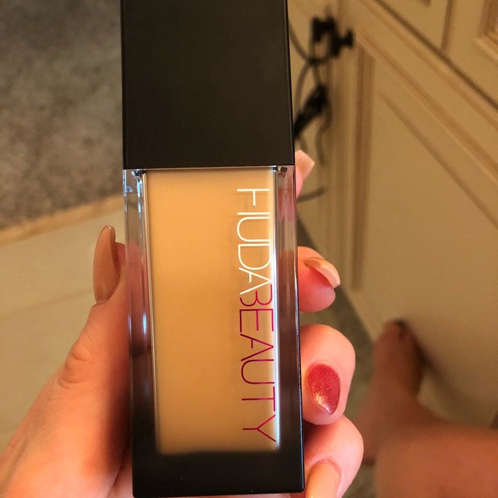 Huda Beauty #FauxFilter Foundation in Tres Leches